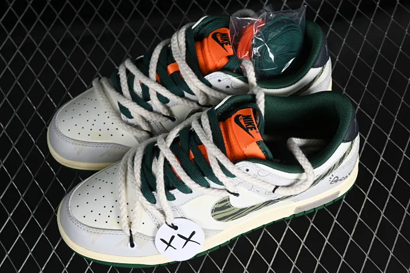 All Categories Nk SB Dunk Series Nk SB Dunk Low Low-top Sneakers Nk Dunk Low Panda Prank-Hip-hop Theme Ghost Face Sea SB Strap Low-top Casual Sneakers DD1391-300